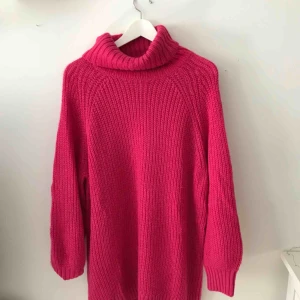 - Knallrosa stickad oversize polo från Monki Använd vid två tillfällen Den är helt sjuuuukt mysig!!!  Köparen står för frakten 🦀