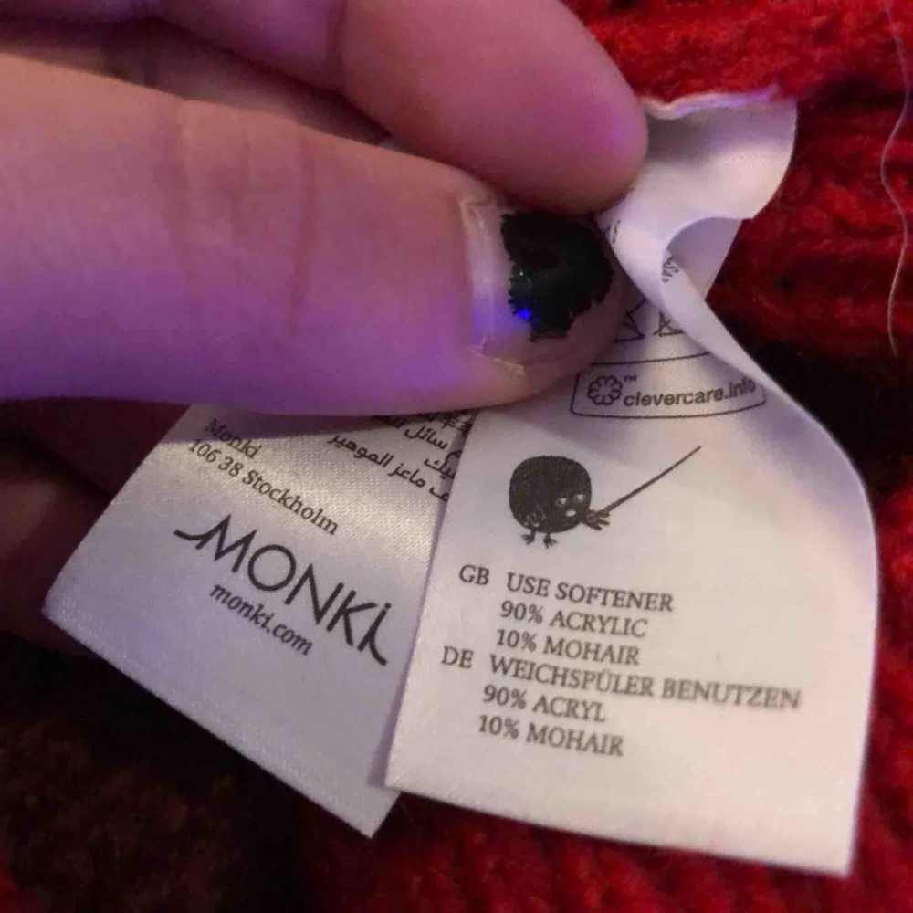 Lite oversized stickad tröja 🎈 köpt på Monki och använd en gång på julafton 🎄 (frakt betalas av köparen så priset ingår it). Stickat.