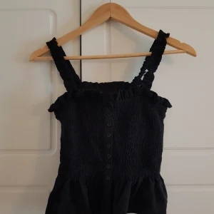  - Supersöt topp från denna säsongens H&M Trend. Endast använd en gång då. Säljer p.g.a. kommer ej till användning så hoppas den kan hitta en ny ägare, frakt 30 kr 💫 