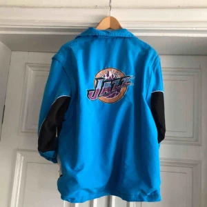  - Vintage Utah Jazz NBA jacka med avtagbara armar. Broderade detaljer på rygg, bröst och arm. Uppskattningsvis från början av 90 talet. Väl använd med en del slitage - Medium - 450 SEK #forsale #secondhand #vintageclothes 