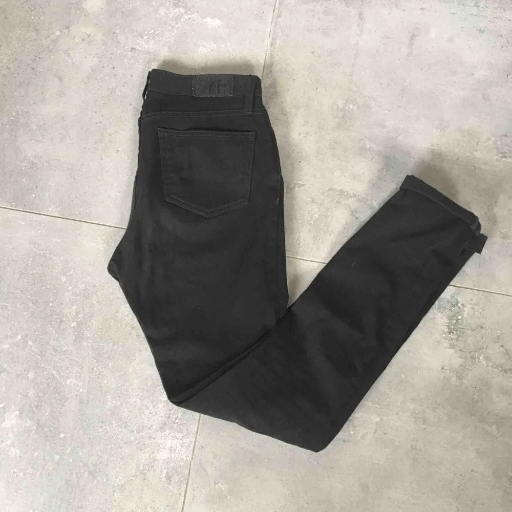 Designer stretch skinny jet black jeans by Hiut. Jeans & Byxor.