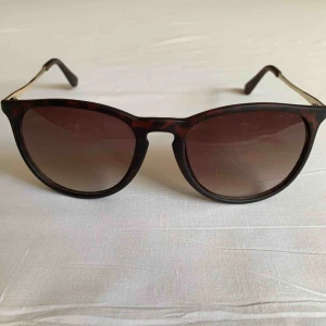  - •Bruna och guldiga ramar med bruna linser  •Solglasögon i bra skick •Okänt märke• RayBan-liknande• 