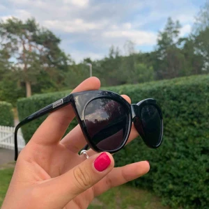  - Le Specs Halfmoon Magic solglasögon till salu. Nypris 550kr. Sparsamt använda. Inga synliga repor och väldigt bra skick. Fodral samt putsduk medföljer. De kostar 300kr exkl. frakt. Jag postar så fort pengarna är insatta via swish eller bankgiro.
