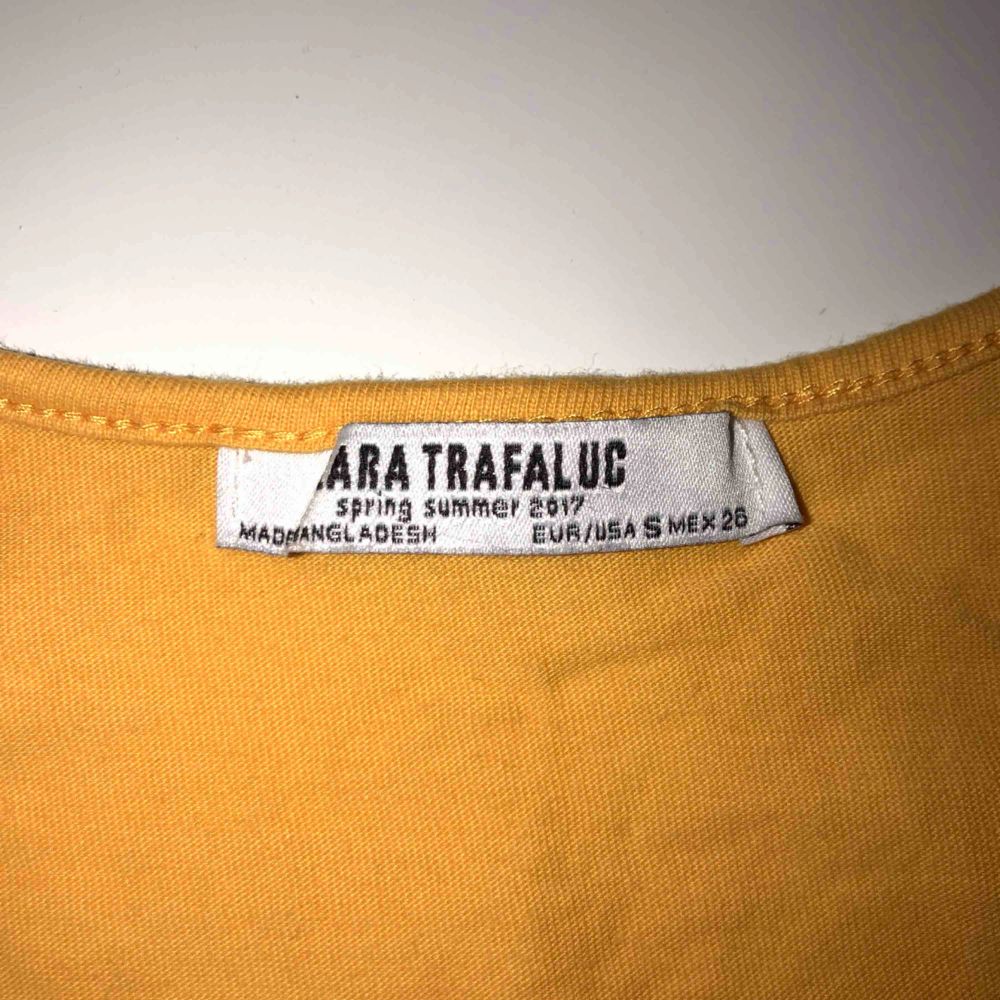 Ett snyggt gult kortare linne från Zara. Storlek S. Toppar.