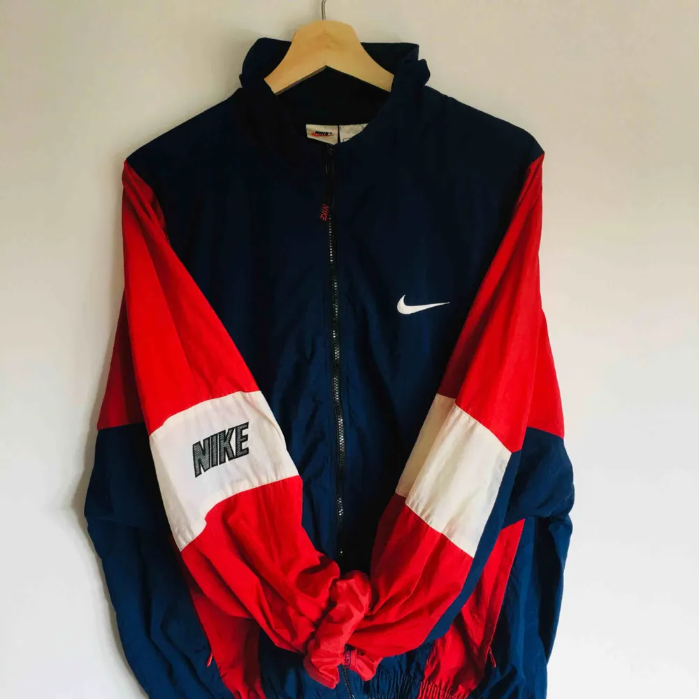 SJUKT cool och snygg Nike vintage jacka från 90-talet. Perfekt nu inför sommaren. Storlek medium. FRI FRAKT. . Jackor.