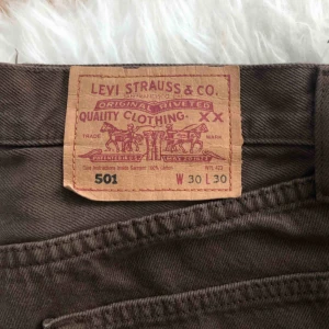  - Levis 501or. Midjestorleken är 30 dock passar de mig som är en ish 28. Köpta på från Ö till A i Skanstull🖤Kan mötas men kan även frakta mot extra kostnad!