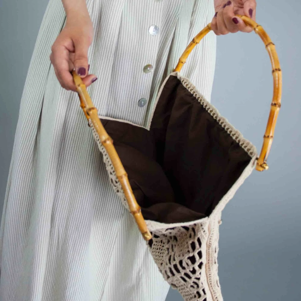 Vintage ca 70s festival boho crochet bag with bamboo handles in cream beige Measurements: Width: ca 30 cm Height: ca 32 cm Depth: ca 3.5 cm Handle length: 48 cm Handle height: 15 cm Free shipping. Väskor.