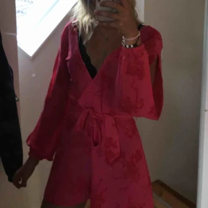  - Jumpsuit med sååå fint mönster och detaljer  Öppen vid armarna och går att stänga vid bröstet 