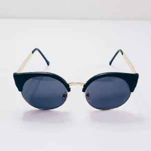  - Cat eye solglasögon, svart och guld. I nyskick! 