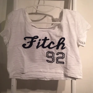  - Fin croptop/magtröja från Abercrombie & Fitch. Passar väldigt bra till sommaren! 