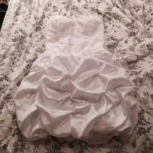  - Vit gräddbakelse från Chicy, aldrig använd med prislapp kvar. Nypris 500, skulle ha använts som studentklänning. Med resår baktill så passar XS-M. Vadderade kupor om man inte vill ha bh. Kan skicka fler bilder vid intresse! 