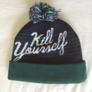  - Oanvänd "kill yourself" mössa i grönt och svart från indcsn, köpt för 450:- säljs 200:-. 

Möter gärna upp, betalning via swish eller kontant.