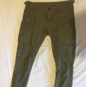  - Ralph Lauren cargobyxor köpta i höstas,använda 5 gånger,nyskick. Kan mötas upp i Stockholm och skickas. Nypris 1000 kr,köptes på Ralph lauren i moodgallerian i Stockholm. Storlek 27