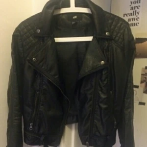  - Fin jacka i fake-skinn 
Bra skick. 