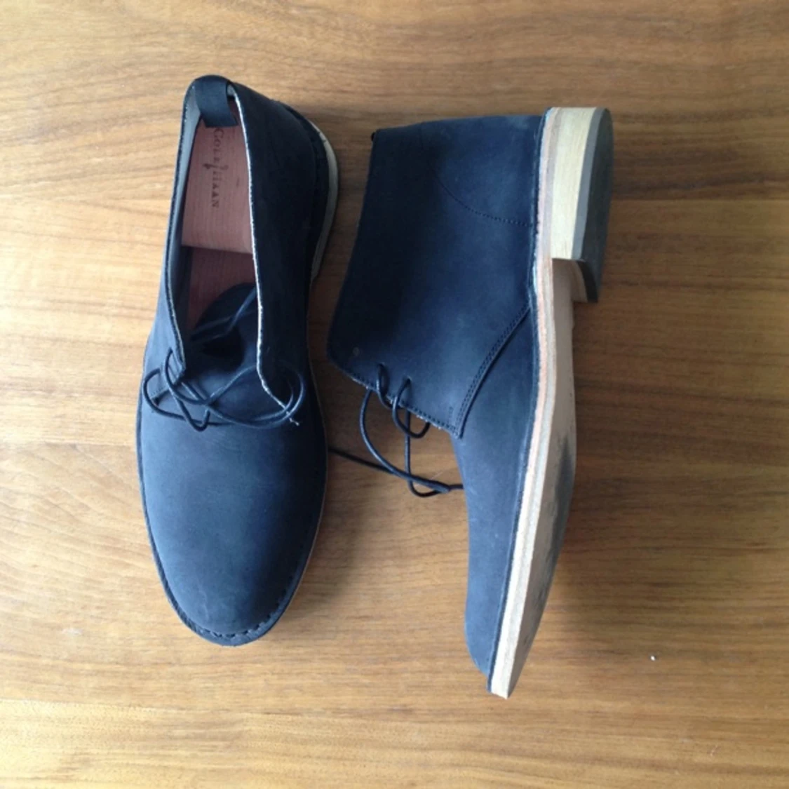 Filippa K ökenkängor mörkblå.