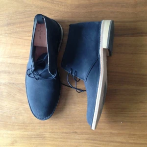 Filippa K ökenkängor mörkblå. - Filippa K ökenkängor mörkblå.