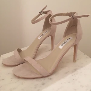  - Helt nya oanvända skor från Nelly. 
Nypris 349.