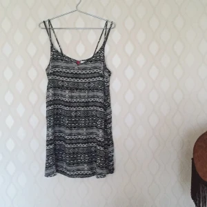  - fin sommrig svart/vit klänning från hm, dubbla band, tunt skönt material