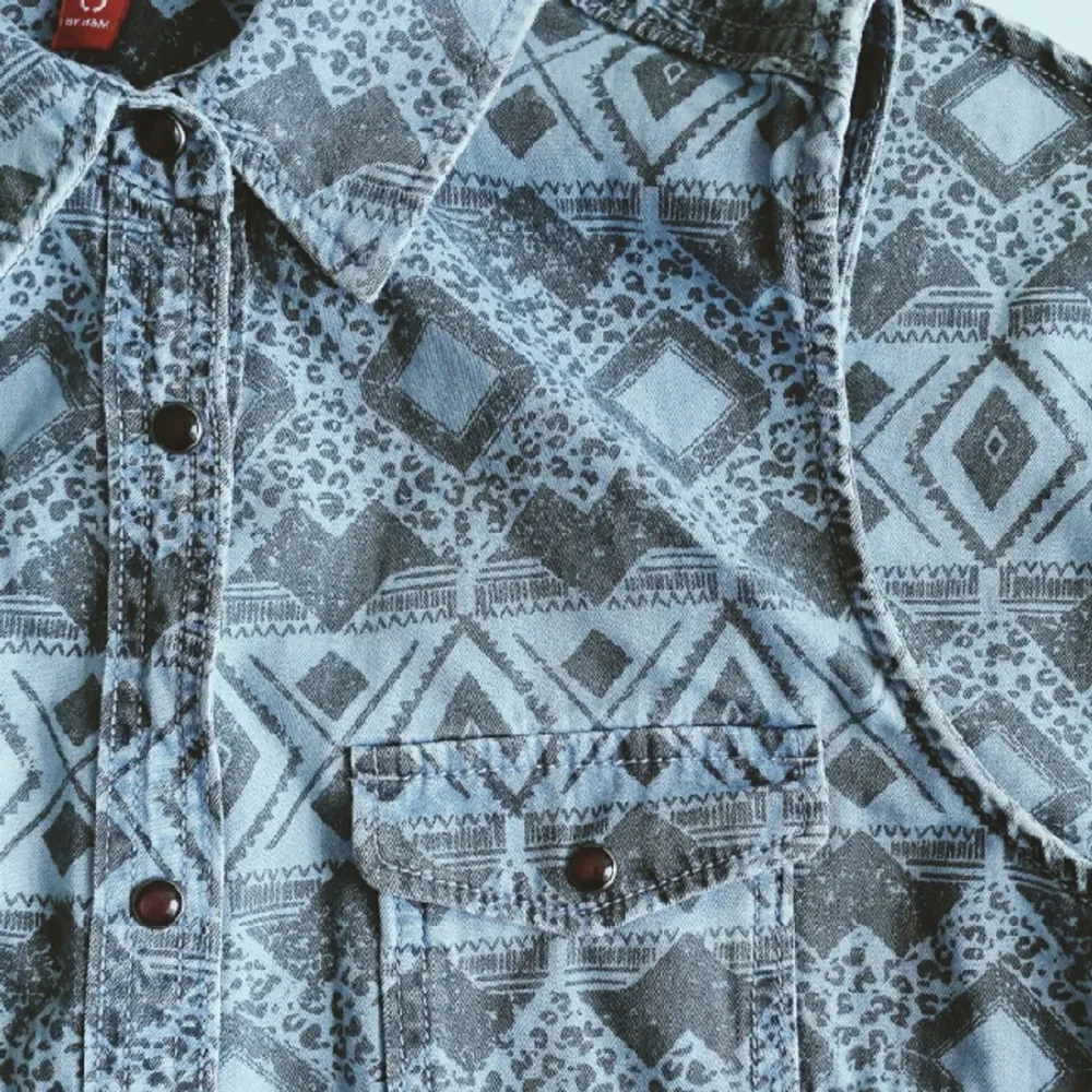 Armlös blus från H&M, ljus blå i färgen med gråa detaljer, passar S/M, sparsam använd! . Yläosat.
