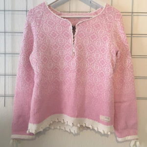  - Rosa odd molly tröja i mycket bra skick!
Storleken motsvarar M/38.
Nypris ligger på 1700kr.

Vid frågor vänligen skicka ett meddelande!
Eventuell frakt står köparen för. 

