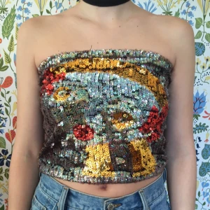  - KAXIG tubtopp med abstrakt glittermönster, ett ansikte?

Milt sliten(sista bilden)