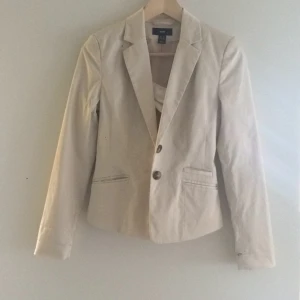  - Snygg kavaj, perfekt nu i vår! Liten fläck se bild tre! Köparen står för frakt eller upphämtning i Upplands-bro :) 