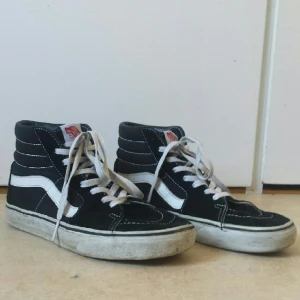  - Säljer mina Vans Old Skool (med lite vardagsslitage) pga att jag aldrig använder dem längre.