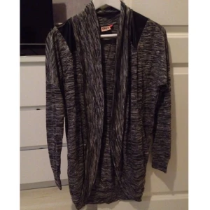  - Aldrig använd koftan, därför i helt nyskick. Frakten inkluderad i priset. 