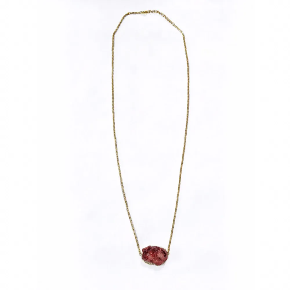 Egengjort halsband med en äkta sten, vill du ha ett unikt smycke som ingen annan har är detta perfekt! Frakt inräknat i priset.. Accessoarer.