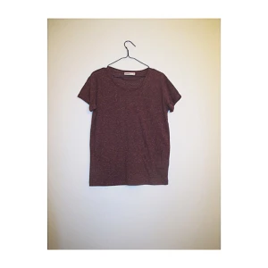  - Vinröd t-shirt från Cubus i storlek S. Frakt 42kr ✨