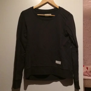 - Mörkgrå Oddmolly collegetröja i st 1 vilket motsvarar 36/38. Använd sparsamt 

Kan mötas upp eller skicka! Har swish