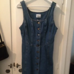  - Köpte denna fina klänning och provade den inte och det visade sig att den var lite för stor för mig. Storleks lappen sitter inte kvar, men skulle gissa på 40. 