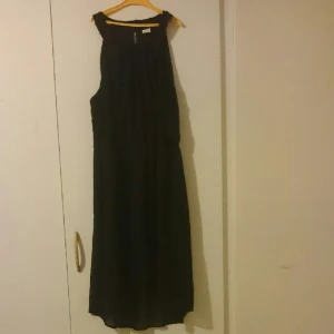  - Chiffong klänning köpt från vero moda, strl XL men väldigt stretchig. Jättefin klänning med slits och i jättefint skick! förhandlingsbart! 