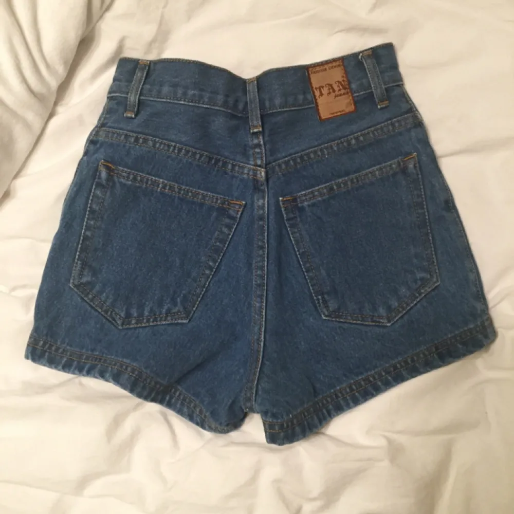 Blåa jeansshorts i riktig jeans-material. De är små i storleken och passar en XS eller liten S men står S i byxan. Shortsen är från märket Tan Jeans. 

. Shorts.