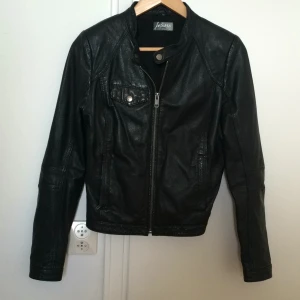  - Nästan oanvänd. Använder inte pga lite stor i storleken (är en 36 men känns mer som 38)