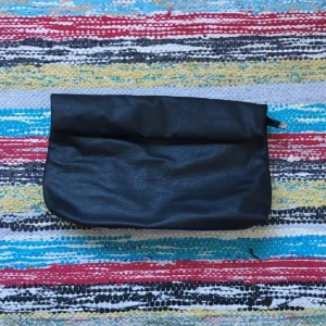  - Stor väska (clutch-liknande?) från New yorker. Använd 1gång. Mycket bra skick och rymmer mycket! Köparen står för frakten! Tar även emot betalning via swish!