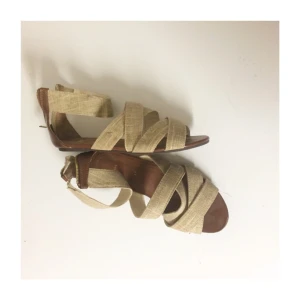  - Fina sandaler från H&M. Använda 1-2 gånger. Frakt 52kr ✨