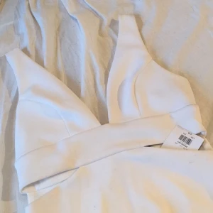  - Aldrig använd med lappar kvar från topshop! Är en 38a men mer som en 36a, ganska stretching dock