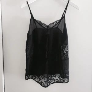  - Linne med spetsdetaljer från Vera Moda! Funkar både till vardag och fest.
Mycket sparsamt använt!