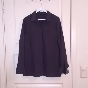  - Stor lila skjorta, najs till utsvängda byxor