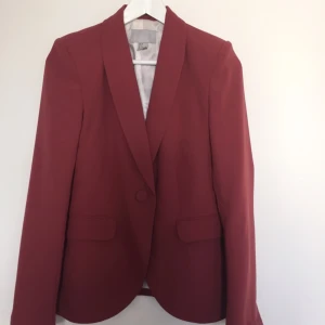  - Jättefin vår/somrig kavaj från HM använd enbart ett fåtal ggr. 

Frakt tillkommer