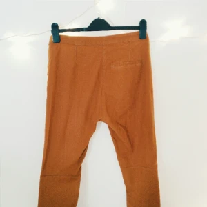  - Bruna, chinoslikande byxor från H&M med dragkedja i sidan. Använda endast ett fåtal gånger. Tight passform utan stretch, men sitter ändå bekvämt.