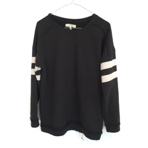  - Tröja från zara! Väldigt poppis bland flera bloggare när den kom! Använd endast en gång så helt i nyskick ✨🌟 87% bomull 13% polyester. Frakt 49kr 📦 jag her svisch ✨💸🌟