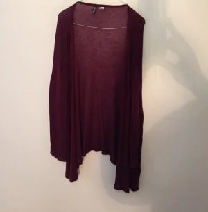  - Vinröd tunnstickad tröja från divided. 