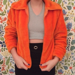  - Sjukt KAXIG signalorange fuskpäls med små axelvaddar, inga fickor. Frakt inräknat i pris, finns annars att hämta i Kärrtorp!