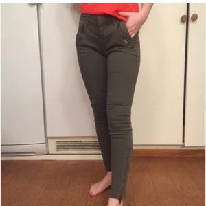  - Byxor från Zara med dragkedjor vid anklarna & snygga detaljer 