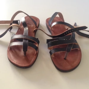  - Sandaler med sula gjorda av återanvända bildäck. Köpte i Barcelona. Mörkbrunt läder.