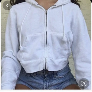 Zip up hoodie - Intressekoll!!! På min SVARTA croppade zip up hoodie från brandy Melville! Buda vad ni kan tänka er betala 