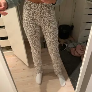 As coola leopard jeans från nakd! !Liten i storleken!