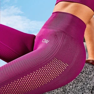 Seamless tights - Supersnygga och sköna tights i färgen mulberry. Använda en gång och tvättade. Originalpris 699. Säljer hela setet med bud från 800. 